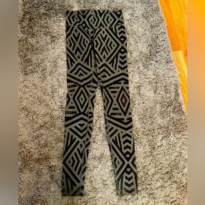 Lululemon size 4 green and black printed leggings